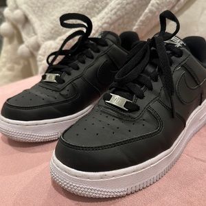Nike AIR FORCE ONE’S SIZE US6 (women) Black and white